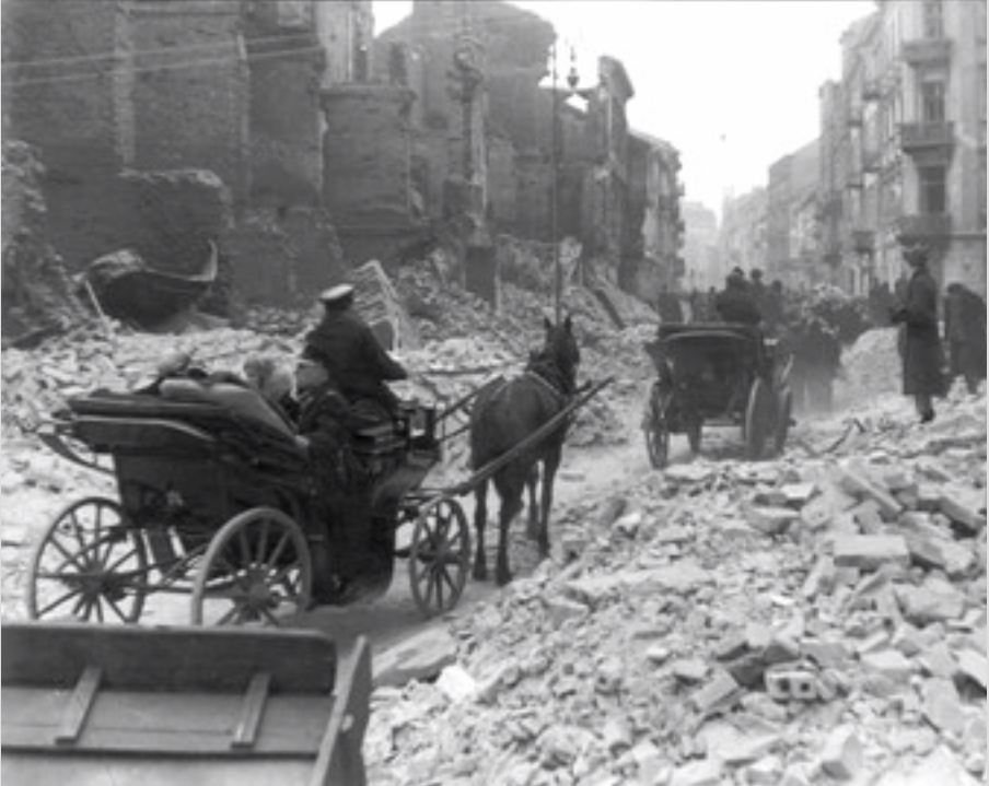 &Beta;&alpha;&rho;&sigma;&omicron;&beta;ί&alpha;, &Omicron;&kappa;&tau;ώ&beta;&rho;&iota;&omicron;&sigmaf; 1939. &Epsilon;&beta;&rho;&alpha;ί&omicron;&iota; &pi;&rho;&omicron;&sigma;&pi;&alpha;&theta;&omicron;ύ&nu; &nu;&alpha; &alpha;&pi;&omicron;&mu;&alpha;&kappa;&rho;&upsilon;&nu;&theta;&omicron;ύ&nu; &mu;&epsilon; ά&mu;&alpha;&xi;&epsilon;&sigmaf; &alpha;&nu;ά&mu;&epsilon;&sigma;&alpha; &sigma;&tau;&alpha; &epsilon;&rho;&epsilon;ί&pi;&iota;&alpha; &mu;&epsilon;&tau;ά &tau;&eta;&nu; &kappa;&alpha;&tau;ά&kappa;&tau;&eta;&sigma;&eta; &tau;&eta;&sigmaf; &pi;ό&lambda;&eta;&sigmaf; &alpha;&pi;ό &tau;&omicron;&upsilon;&sigmaf; &Gamma;&epsilon;&rho;&mu;&alpha;&nu;&omicron;ύ&sigmaf;.